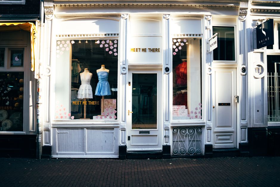 Devanture élégante avec des mannequins en robes élégantes, mettant en valeur le charme de la boutique.