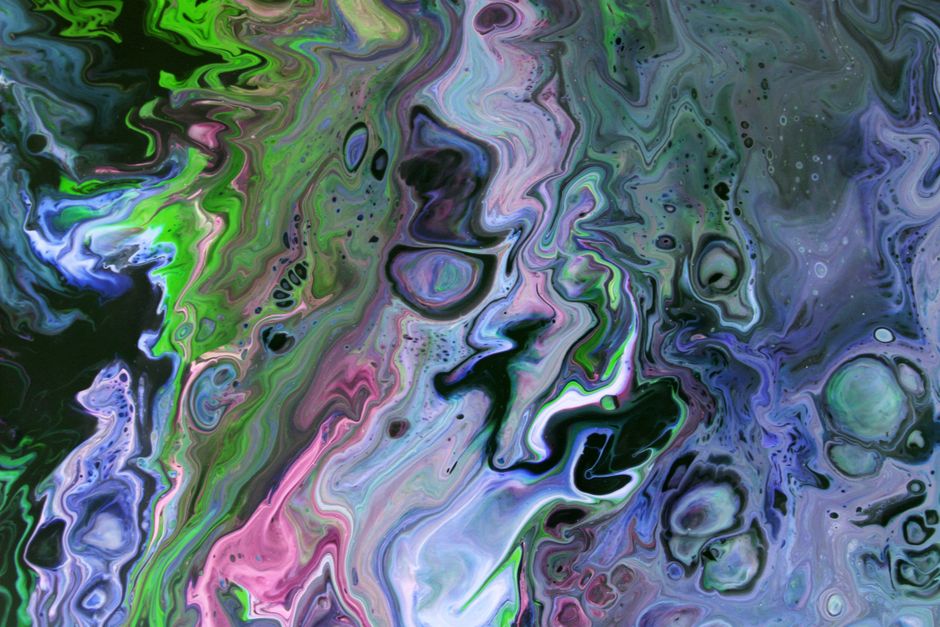 Art fluide abstrait avec des motifs de marbre vibrants dans des teintes bleues, vertes et roses.