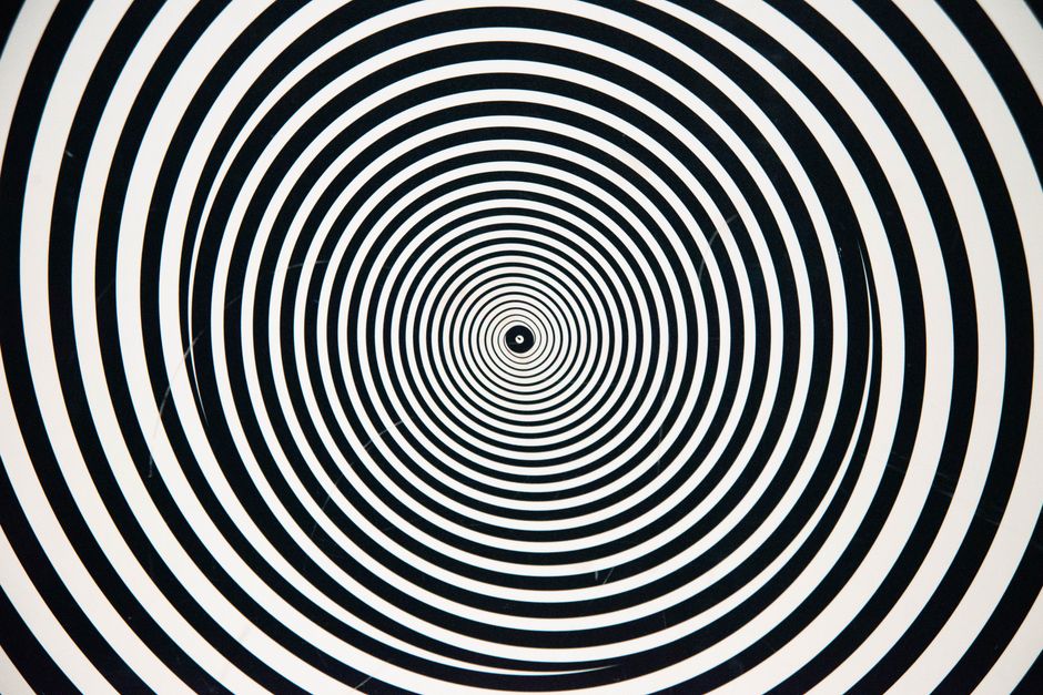 Des cercles concentriques hypnotiques noirs et blancs forment un motif d'illusion d'optique captivant.