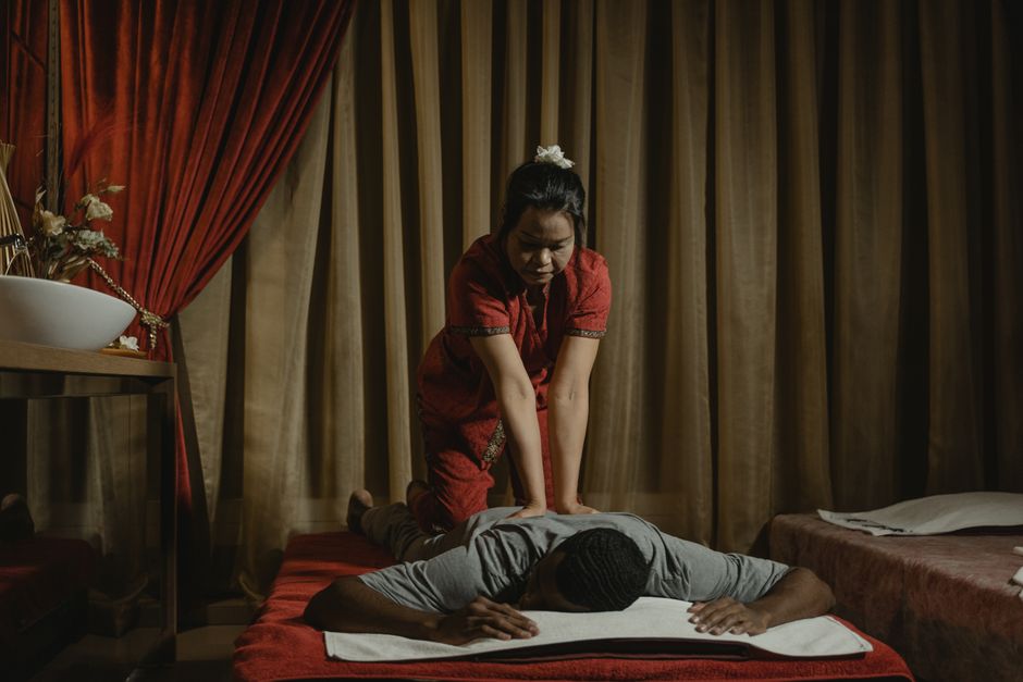 Shiatsu ou Massage Thaï : Comment Choisir en 2026 ?