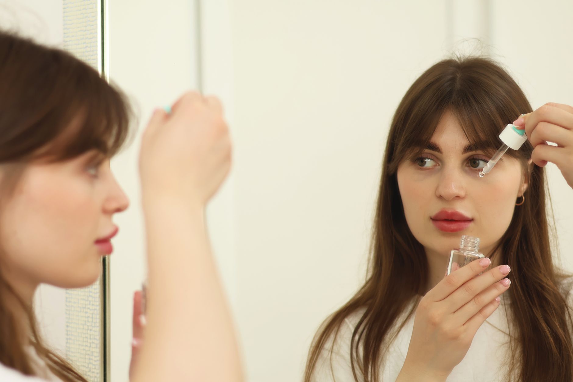 Application d un serum sur le visage